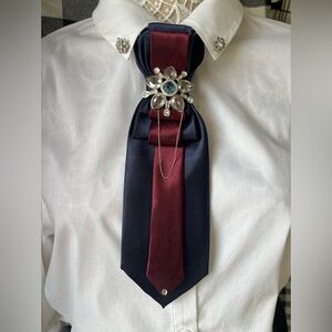 Nwt handcrafted Elegant Navy and Burgundy Tie with Jewel Brooch